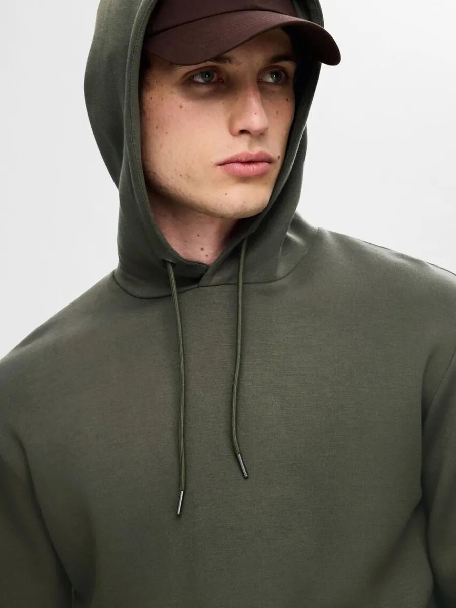 avslappnad_hoodie_3.webp SELECTED AVSLAPPNAD HOODIE Green Outlet