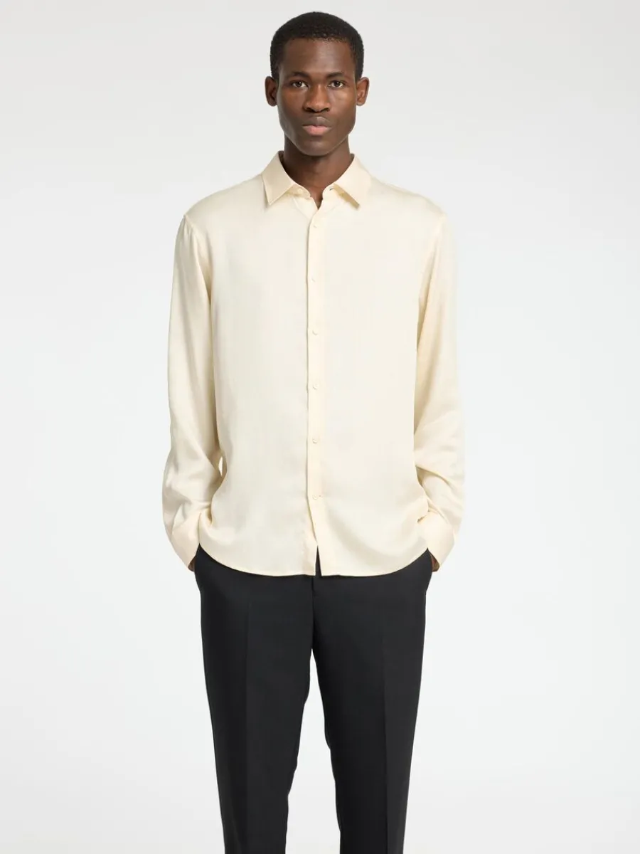 avslappnad_passform_satin_0.webp SELECTED AVSLAPPNAD PASSFORM SATINSKJORTA Beige Online