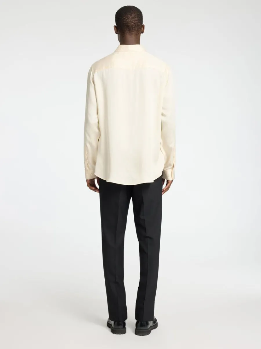 avslappnad_passform_satin_1.webp SELECTED AVSLAPPNAD PASSFORM SATINSKJORTA Beige Online