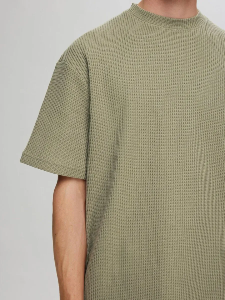avslappnad_passform_vffla_3-1.webp SELECTED AVSLAPPNAD PASSFORM VÅFFLAD T-SHIRT Green Cheap