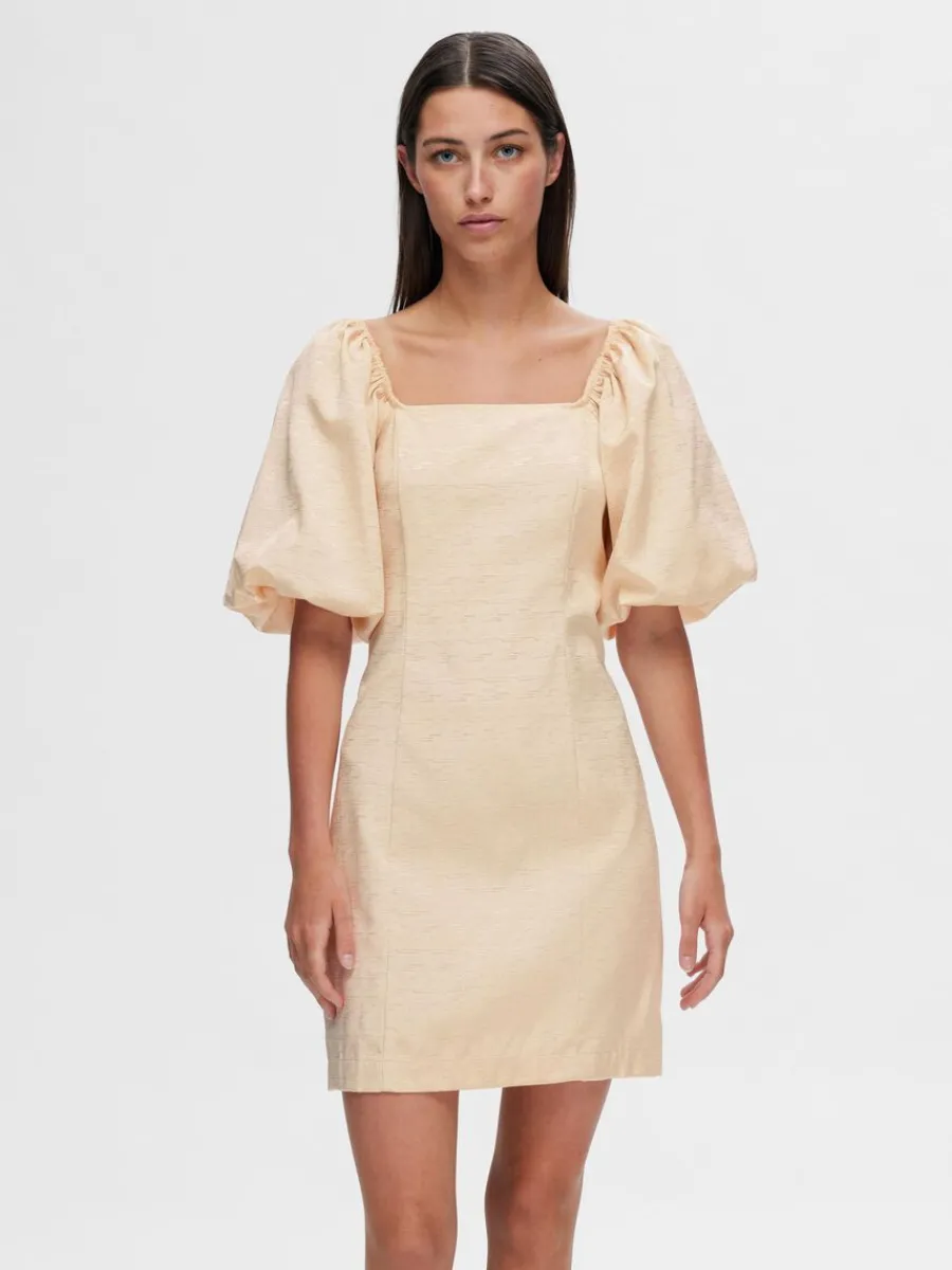 baraxlad_kort_klnning_0.webp SELECTED BARAXLAD KORT KLÄNNING Beige Clearance