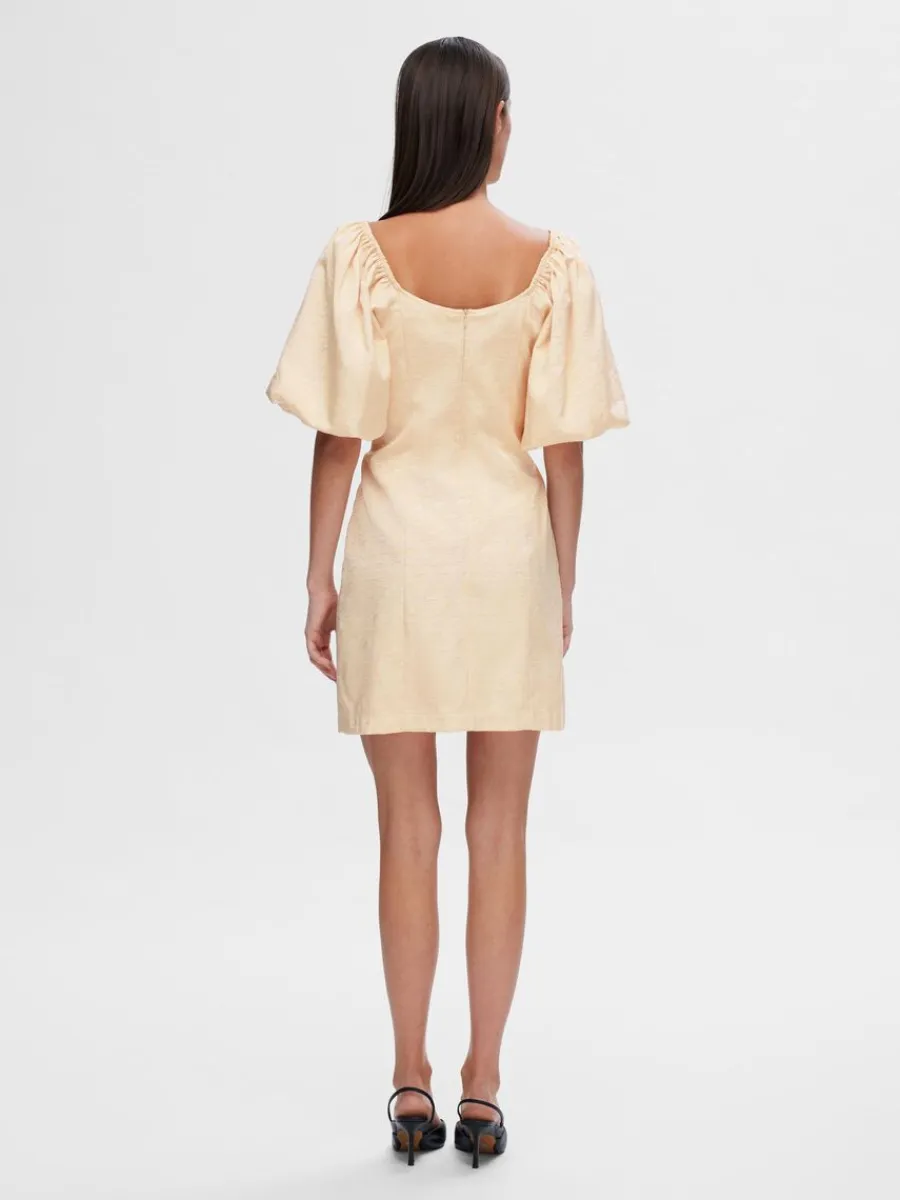 baraxlad_kort_klnning_4.webp SELECTED BARAXLAD KORT KLÄNNING Beige Clearance