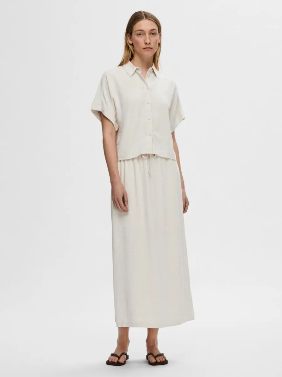 beskurna_kortrmad_skjorta_1.webp SELECTED BESKURNA KORTÄRMAD SKJORTA Beige Hot