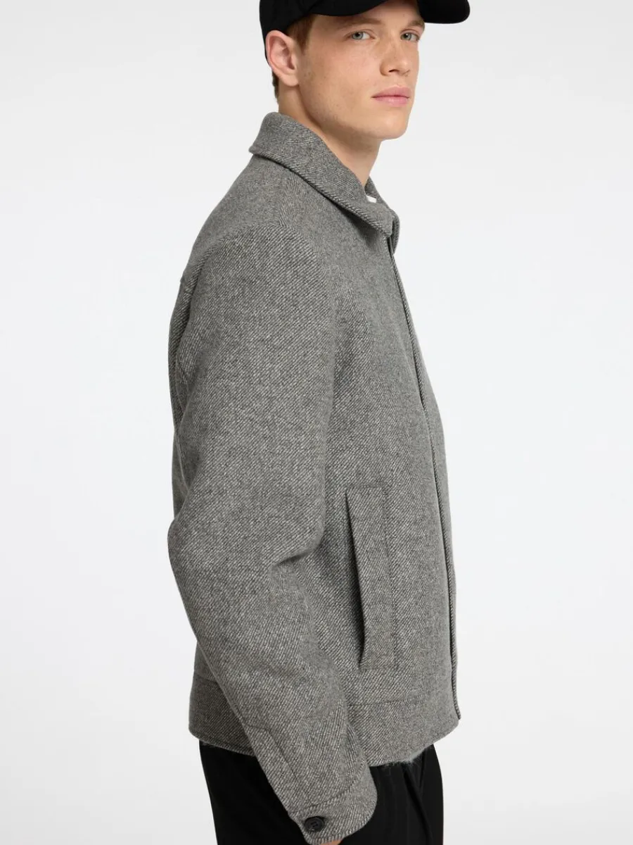 blixtlsfrsedd_kort_jacka_5-2.webp SELECTED BLIXTLÅSFÖRSEDD KORT JACKA Grey Sale