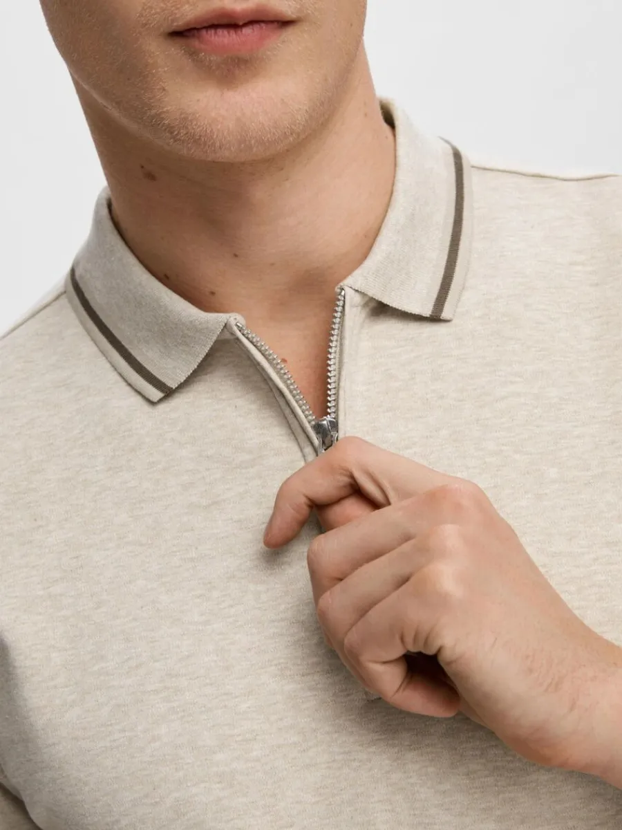 blixtlsfrsedd_piktrja_4-3.webp SELECTED BLIXTLÅSFÖRSEDD PIKÉTRÖJA Beige Shop