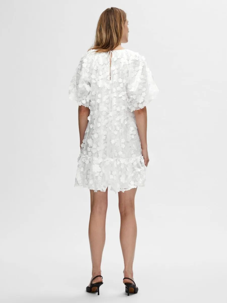 blommig_dtextur_kort_klnn_4.webp SELECTED BLOMMIG 3D-TEXTUR KORT KLÄNNING White Shop