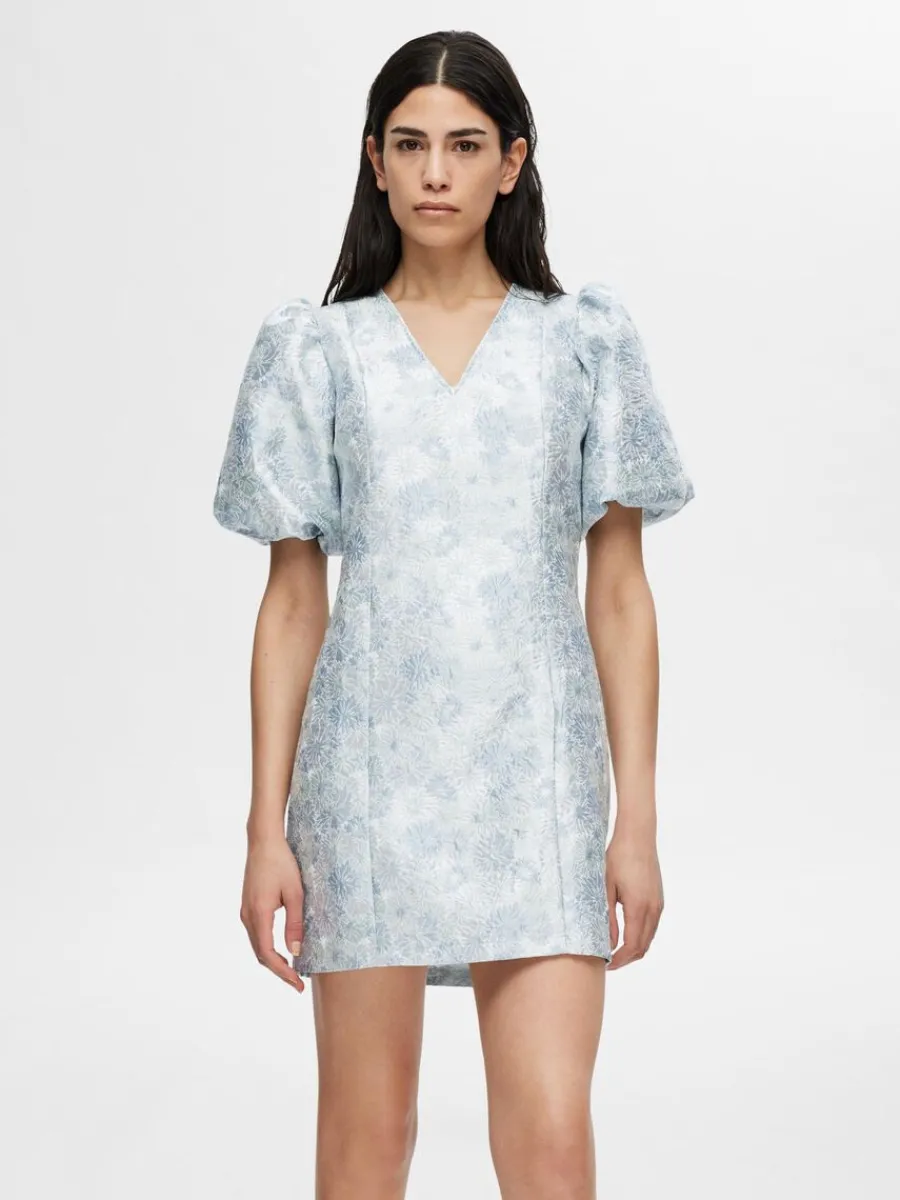 blommig_jacquard_kort_kln_0.webp SELECTED BLOMMIG JACQUARD KORT KLÄNNING Blue Fashion