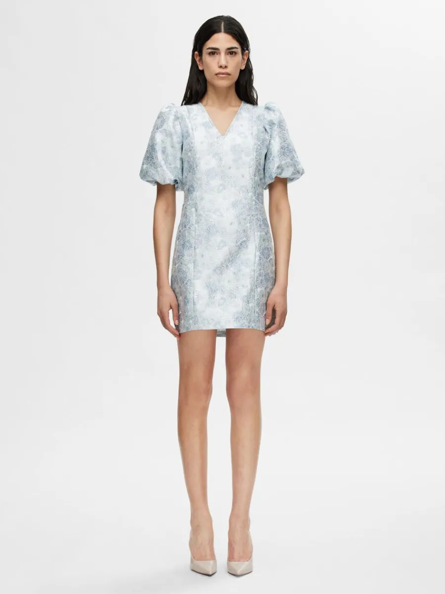 blommig_jacquard_kort_kln_1.webp SELECTED BLOMMIG JACQUARD KORT KLÄNNING Blue Fashion