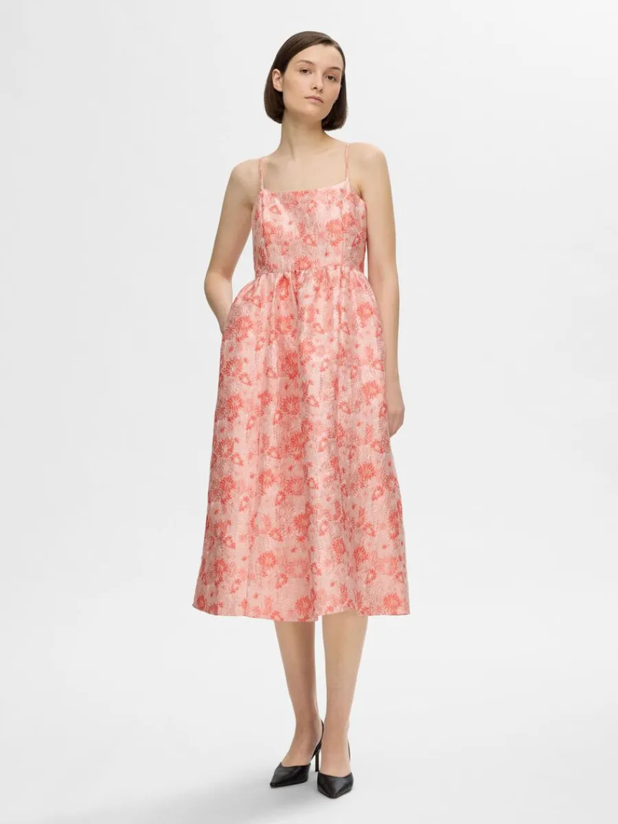 blommig_jacquard_midiklnn_1.webp SELECTED BLOMMIG JACQUARD MIDIKLÄNNING Pink Fashion