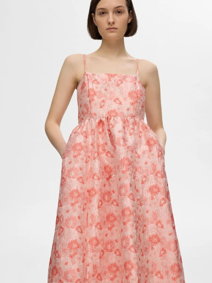blommig_jacquard_midiklnn_2.webp SELECTED BLOMMIG JACQUARD MIDIKLÄNNING Pink Fashion