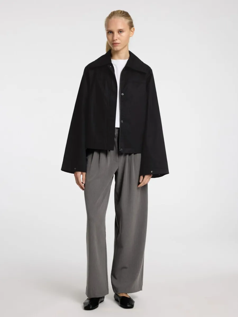 bomull_kort_jacka_1.webp SELECTED 100% BOMULL KORT JACKA Black Store