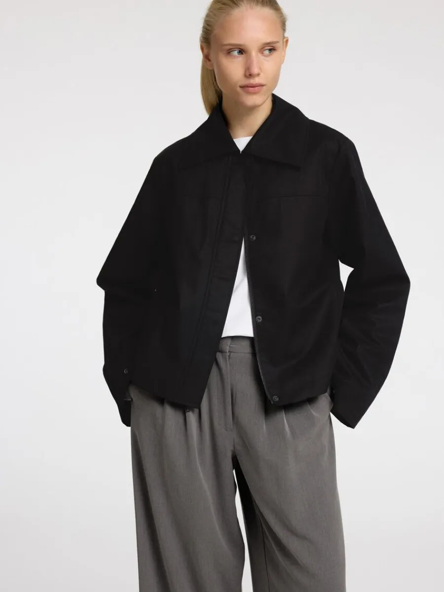 bomull_kort_jacka_2.webp SELECTED 100% BOMULL KORT JACKA Black Store