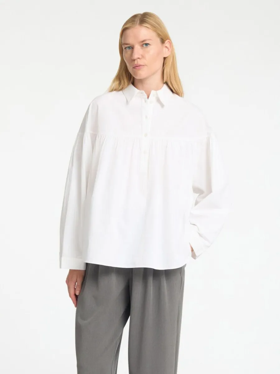 bomull_lngrmad_blus_0-1.webp SELECTED 100% BOMULL LÅNGÄRMAD BLUS White Sale