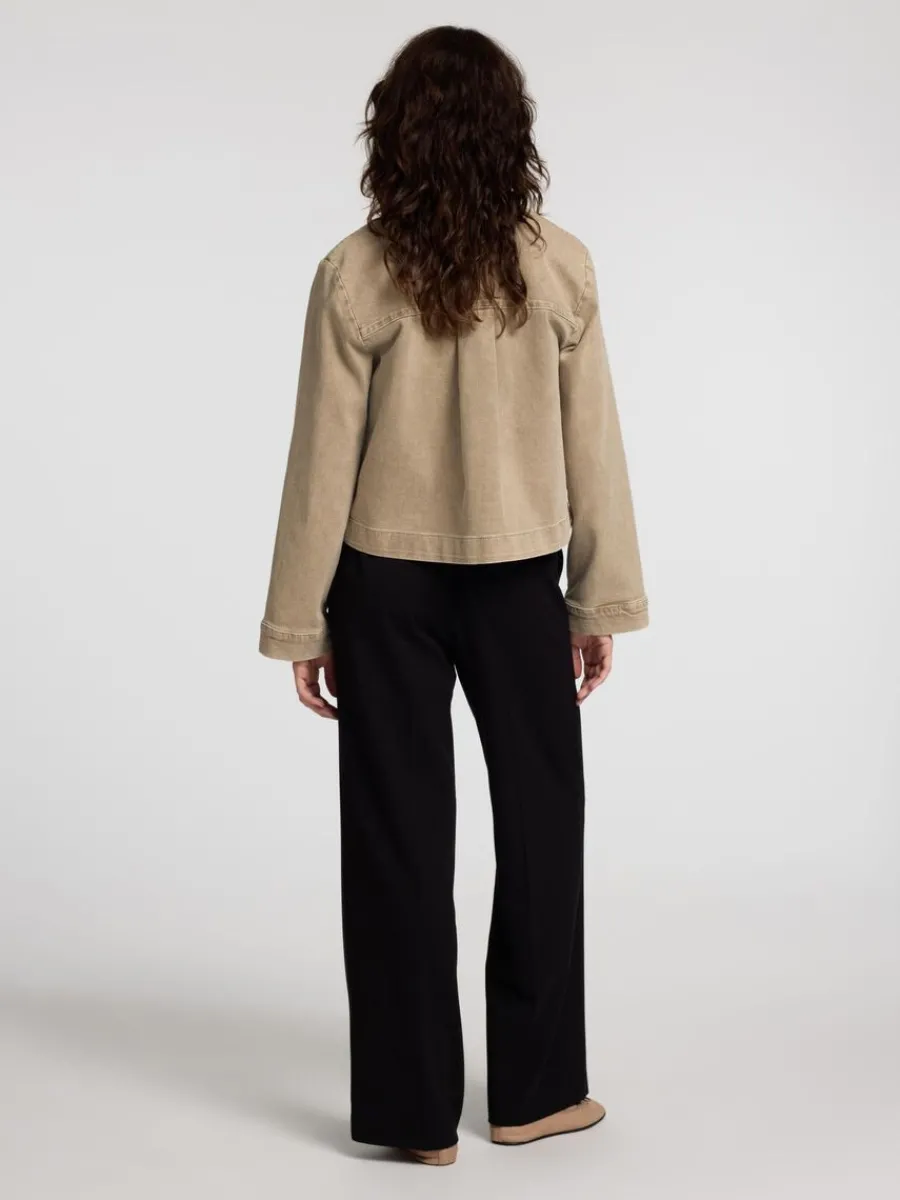 boxy_fit_jeansjacka_4.webp SELECTED BOXY FIT JEANSJACKA Beige Best