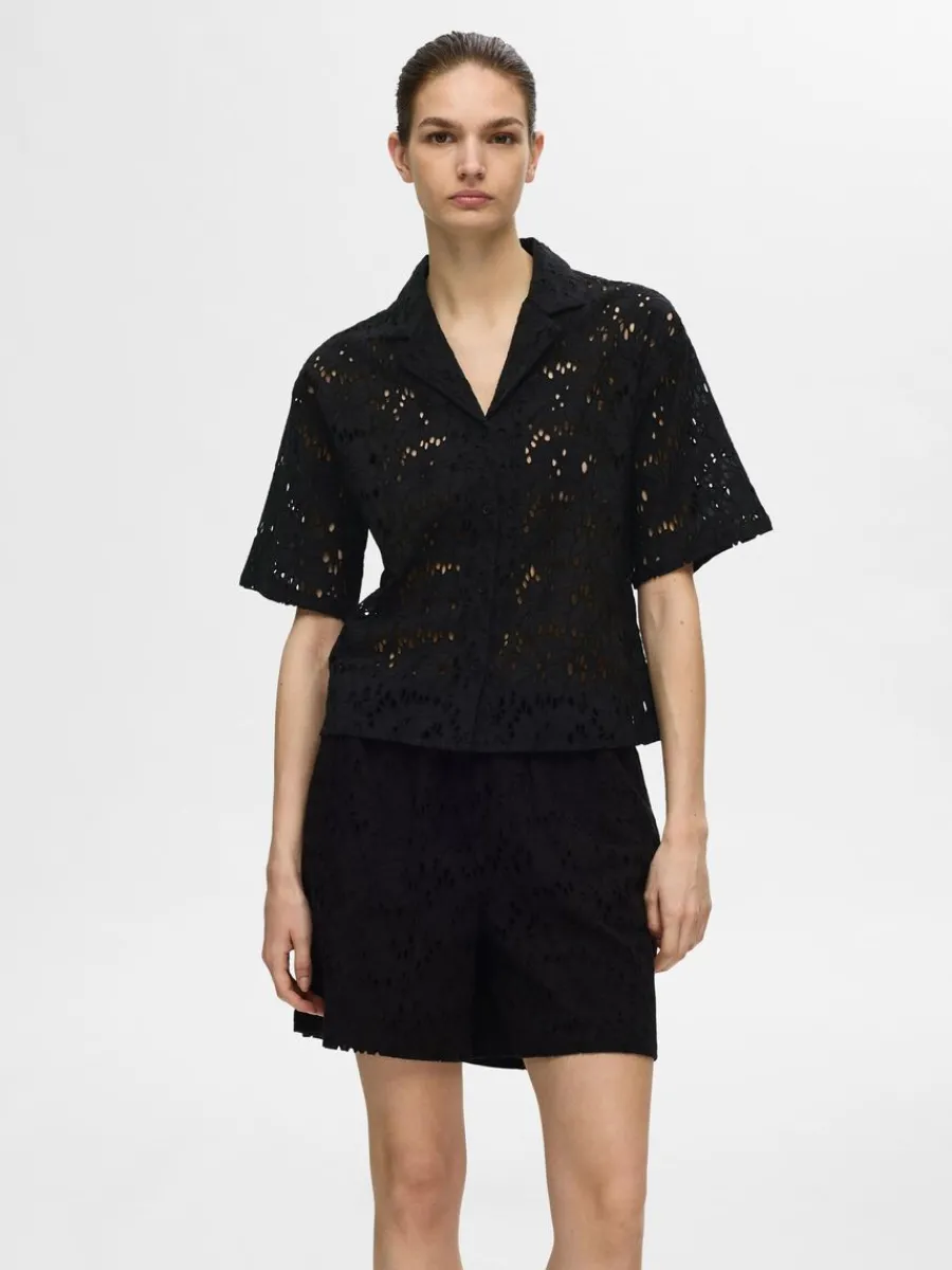 broderie_anglaise_kortrma_0-1.webp SELECTED BRODERIE ANGLAISE KORTÄRMAD SKJORTA Black Cheap