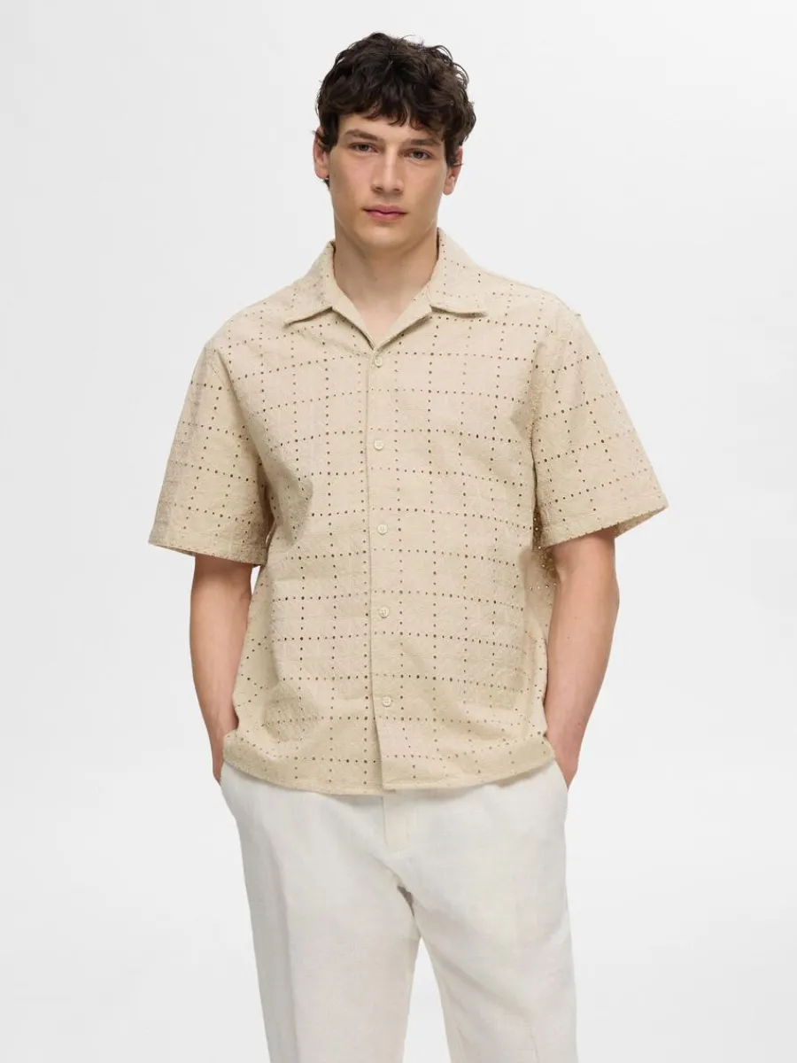 broderie_anglaise_kortrma_0-3.webp SELECTED BRODERIE ANGLAISE KORTÄRMAD SKJORTA Beige Online
