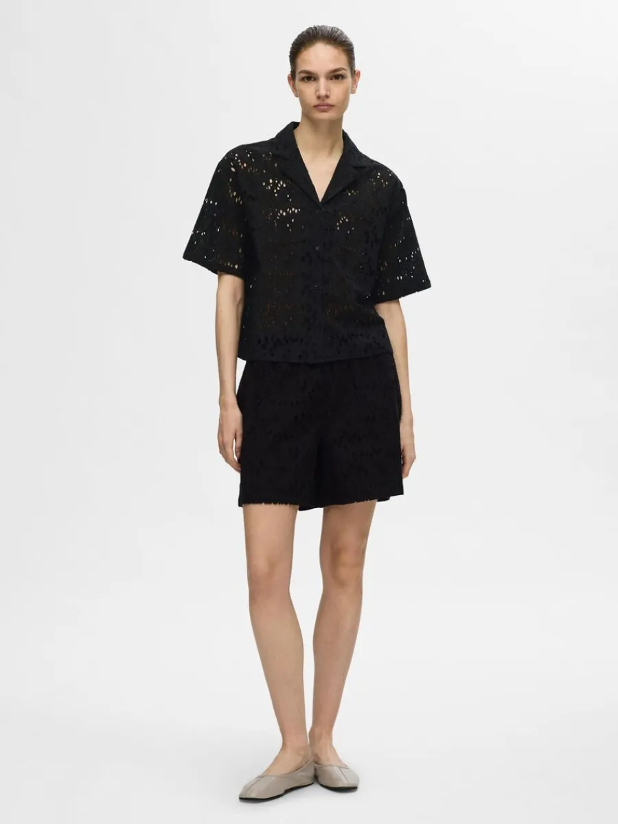 broderie_anglaise_kortrma_1-1.webp SELECTED BRODERIE ANGLAISE KORTÄRMAD SKJORTA Black Cheap