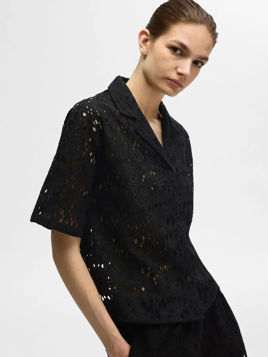 broderie_anglaise_kortrma_2-1.webp SELECTED BRODERIE ANGLAISE KORTÄRMAD SKJORTA Black Cheap