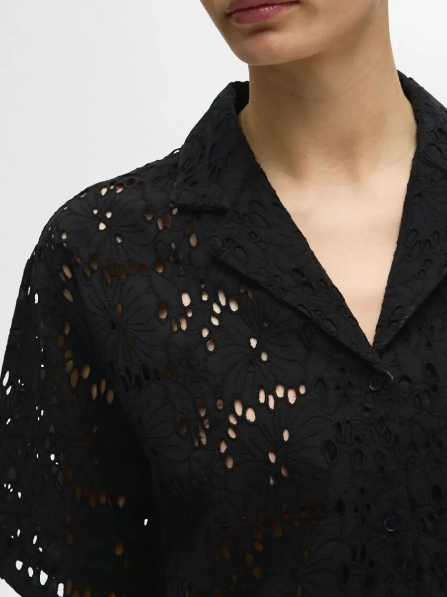 broderie_anglaise_kortrma_3-1.webp SELECTED BRODERIE ANGLAISE KORTÄRMAD SKJORTA Black Cheap