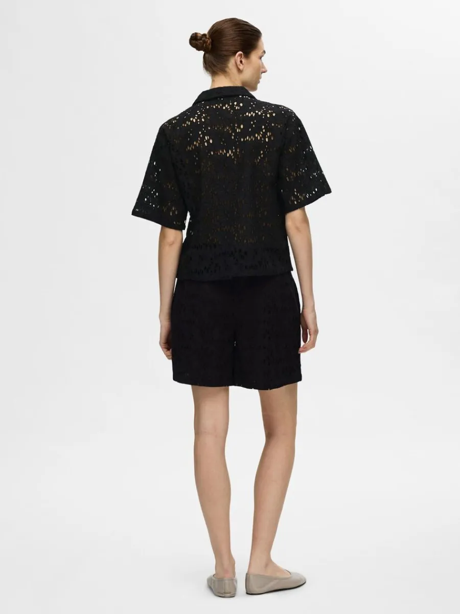 broderie_anglaise_kortrma_4-1.webp SELECTED BRODERIE ANGLAISE KORTÄRMAD SKJORTA Black Cheap