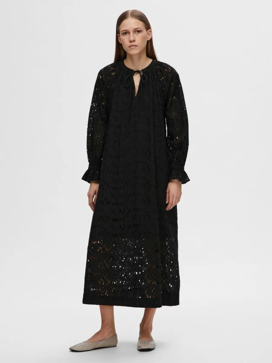 broderie_anglaise_maxikln_1-1.webp SELECTED BRODERIE ANGLAISE MAXIKLÄNNING Black Store