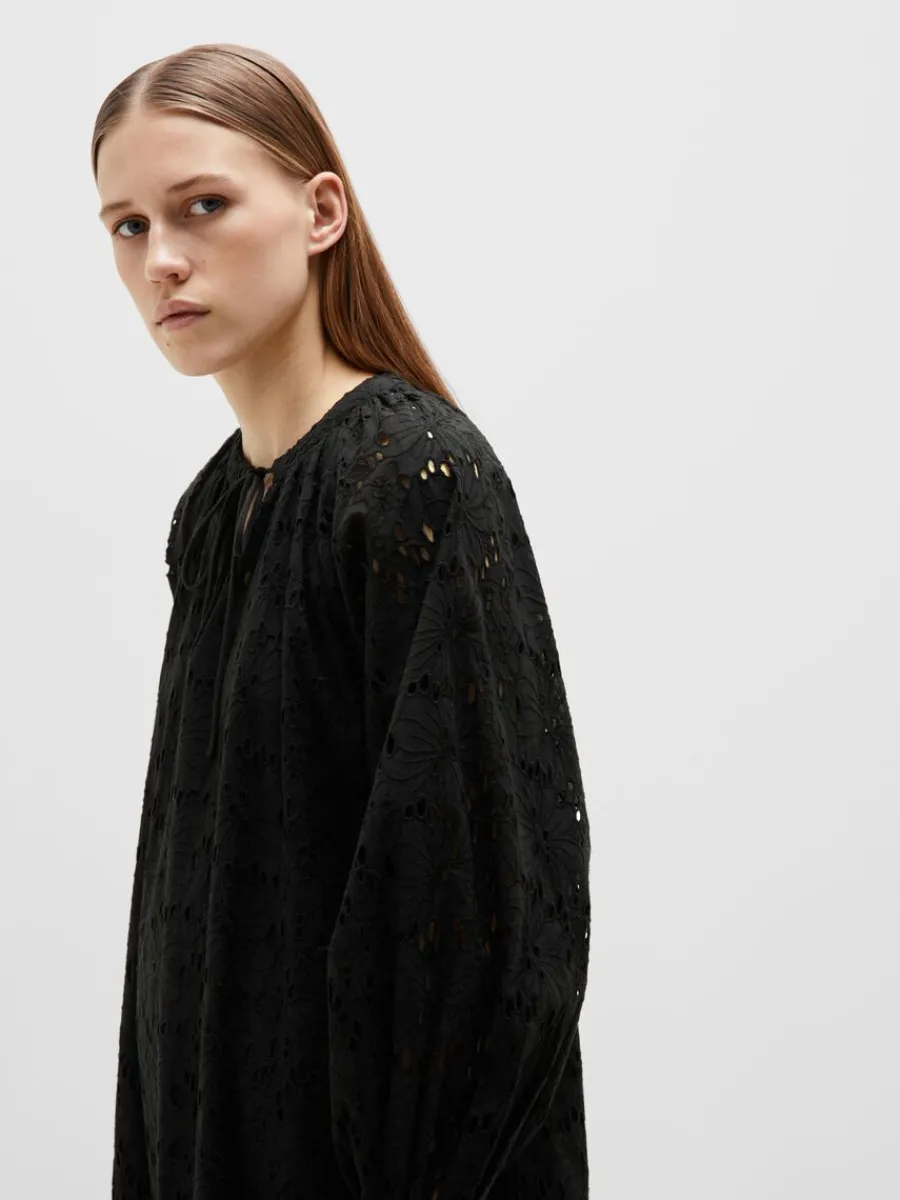 broderie_anglaise_maxikln_2-1.webp SELECTED BRODERIE ANGLAISE MAXIKLÄNNING Black Store