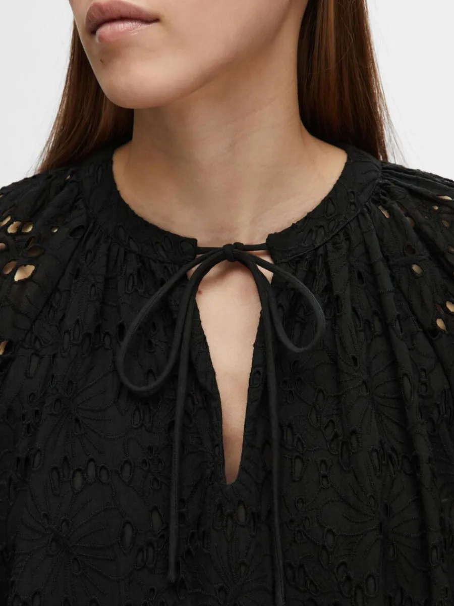 broderie_anglaise_maxikln_3-1.webp SELECTED BRODERIE ANGLAISE MAXIKLÄNNING Black Store