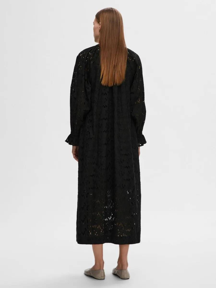 broderie_anglaise_maxikln_4-1.webp SELECTED BRODERIE ANGLAISE MAXIKLÄNNING Black Store