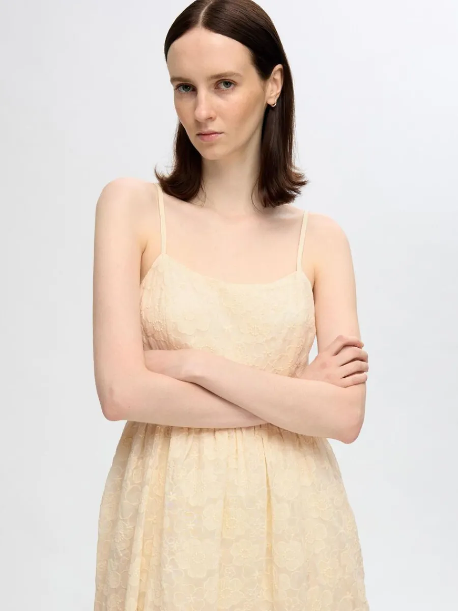 broderie_anglaise_midikln_2.webp SELECTED BRODERIE ANGLAISE MIDIKLÄNNING Beige Cheap