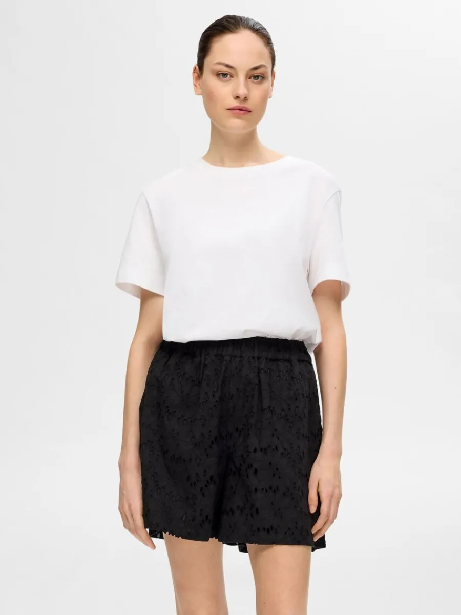 broderie_anglaise_shorts_1.webp SELECTED BRODERIE ANGLAISE SHORTS Black Fashion