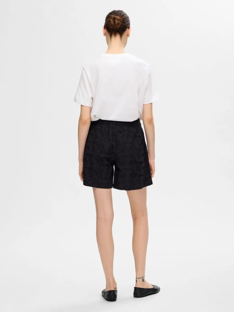 broderie_anglaise_shorts_5.webp SELECTED BRODERIE ANGLAISE SHORTS Black Fashion