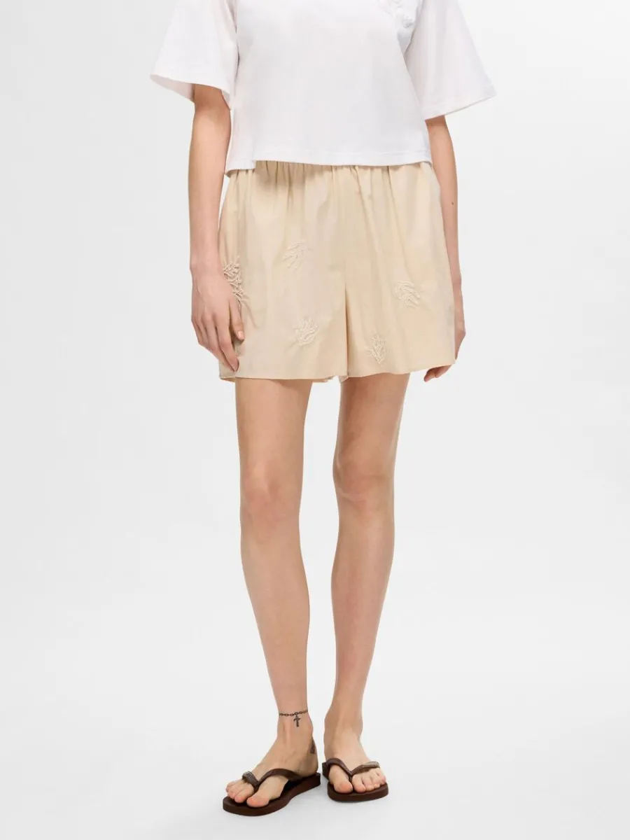 brodyrprydd_shorts_1.webp SELECTED BRODYRPRYDD SHORTS Beige Store