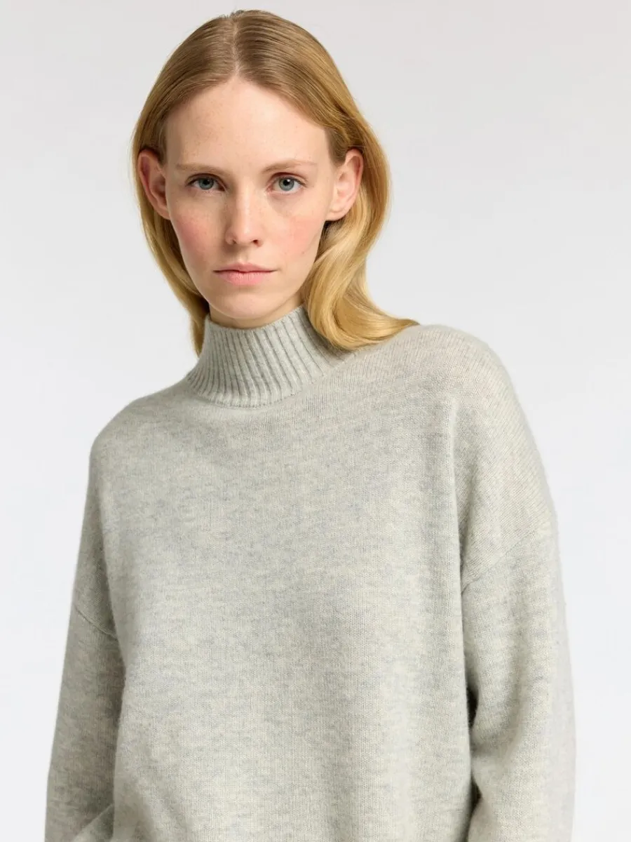 cuello_enrollado_stickad__3.webp SELECTED CUELLO ENROLLADO STICKAD TRÖJA Grey Fashion