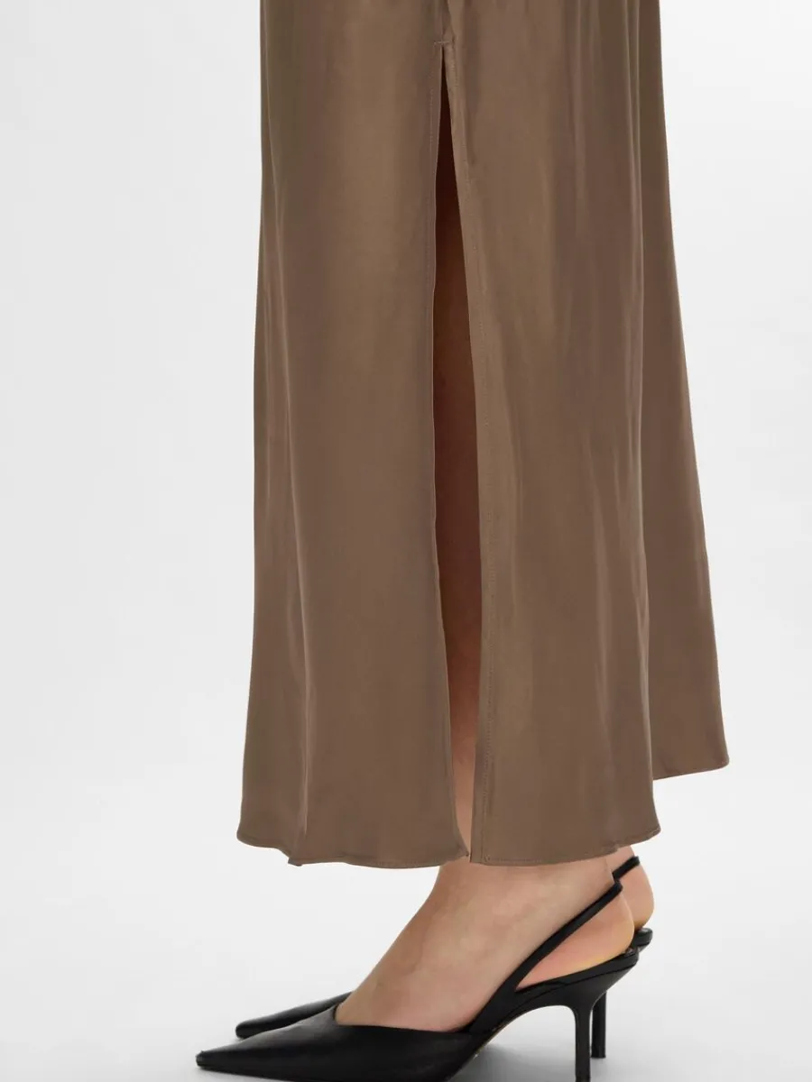enaxlad_maxiklnning_3.webp SELECTED ENAXLAD MAXIKLÄNNING Brown Online