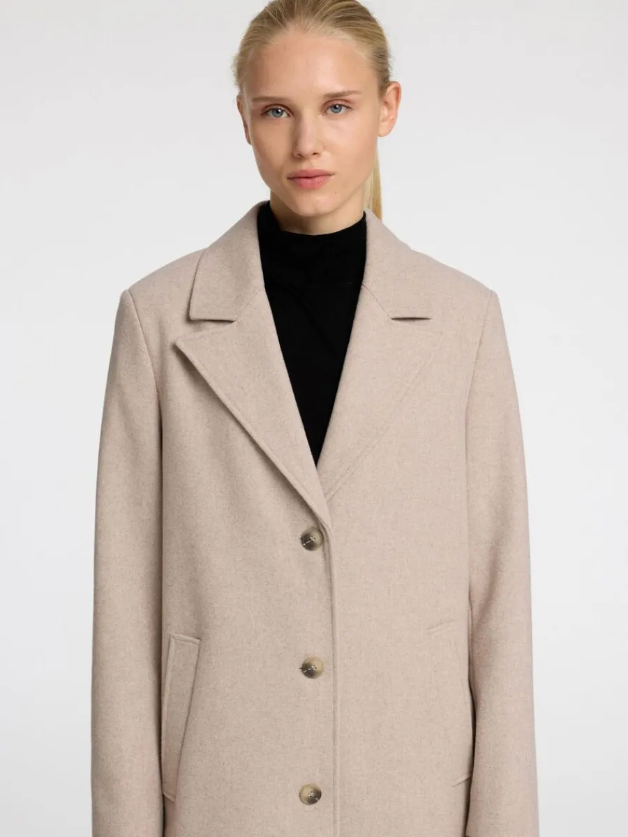 enkelknppt_kappa_3-2.webp SELECTED ENKELKNÄPPT KAPPA Beige Sale