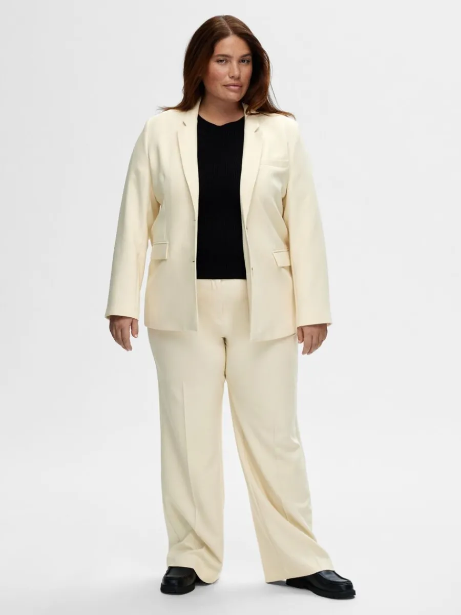 figursydd_enkelknppt_spet_4.webp SELECTED FIGURSYDD ENKELKNÄPPT SPETSIGA SLAG KAVAJ Beige Online