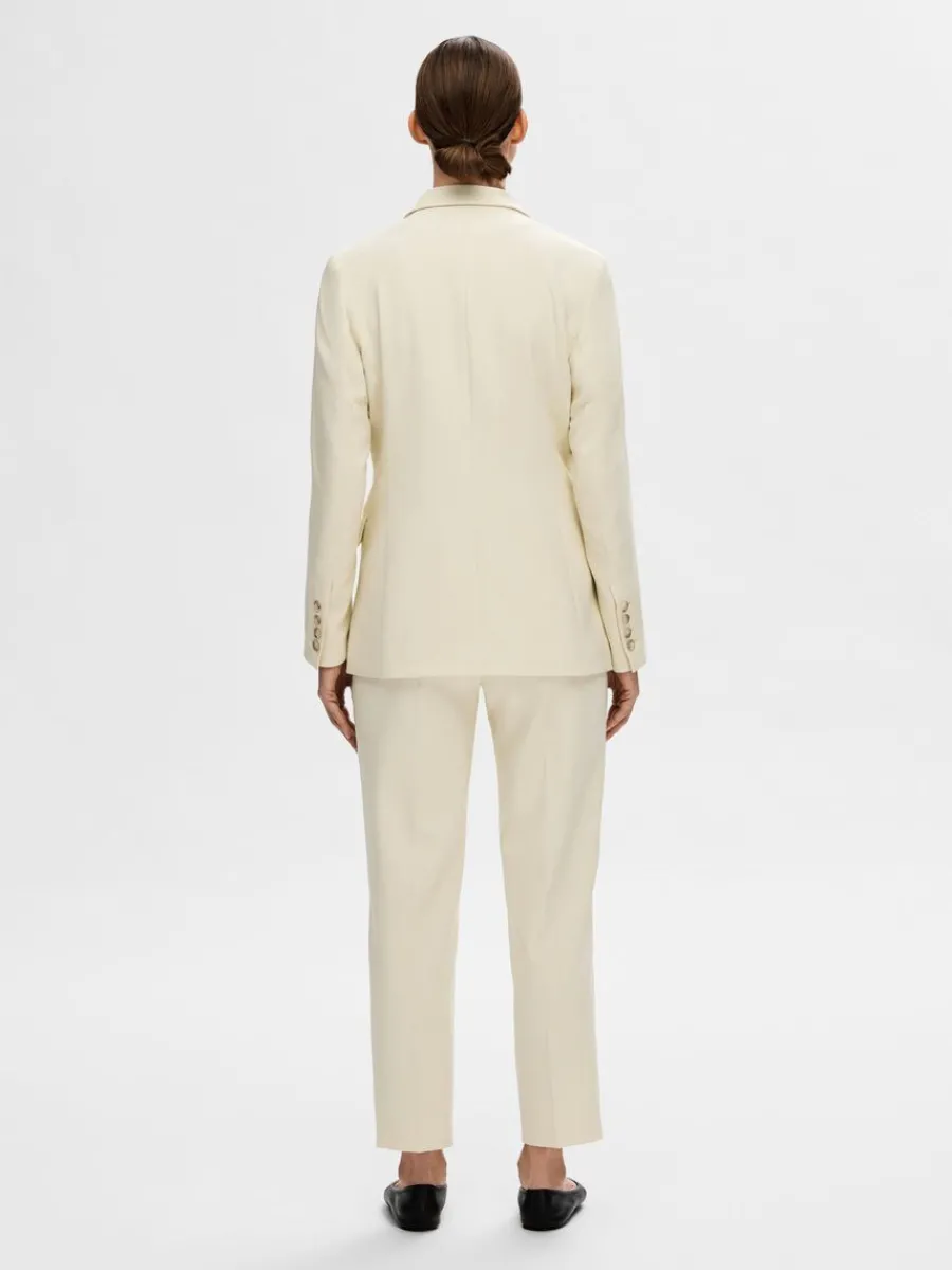 figursydd_enkelknppt_spet_7.webp SELECTED FIGURSYDD ENKELKNÄPPT SPETSIGA SLAG KAVAJ Beige Online