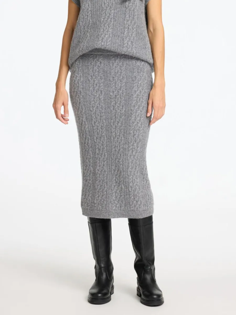 fltstickning_midikjol_1.webp SELECTED FLÄTSTICKNING MIDIKJOL Grey Fashion