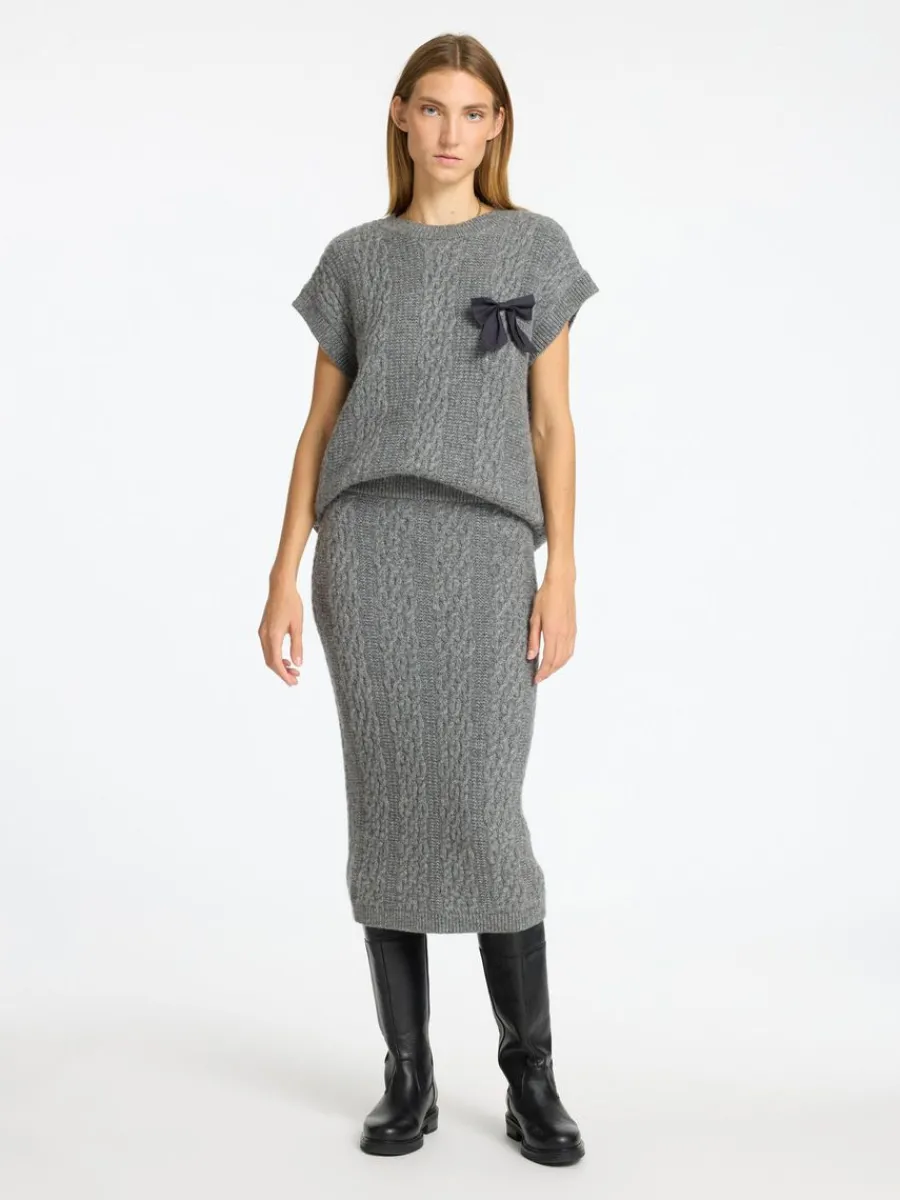 fltstickning_midikjol_2.webp SELECTED FLÄTSTICKNING MIDIKJOL Grey Fashion