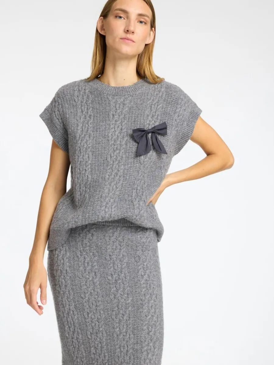 fltstickning_midikjol_3.webp SELECTED FLÄTSTICKNING MIDIKJOL Grey Fashion