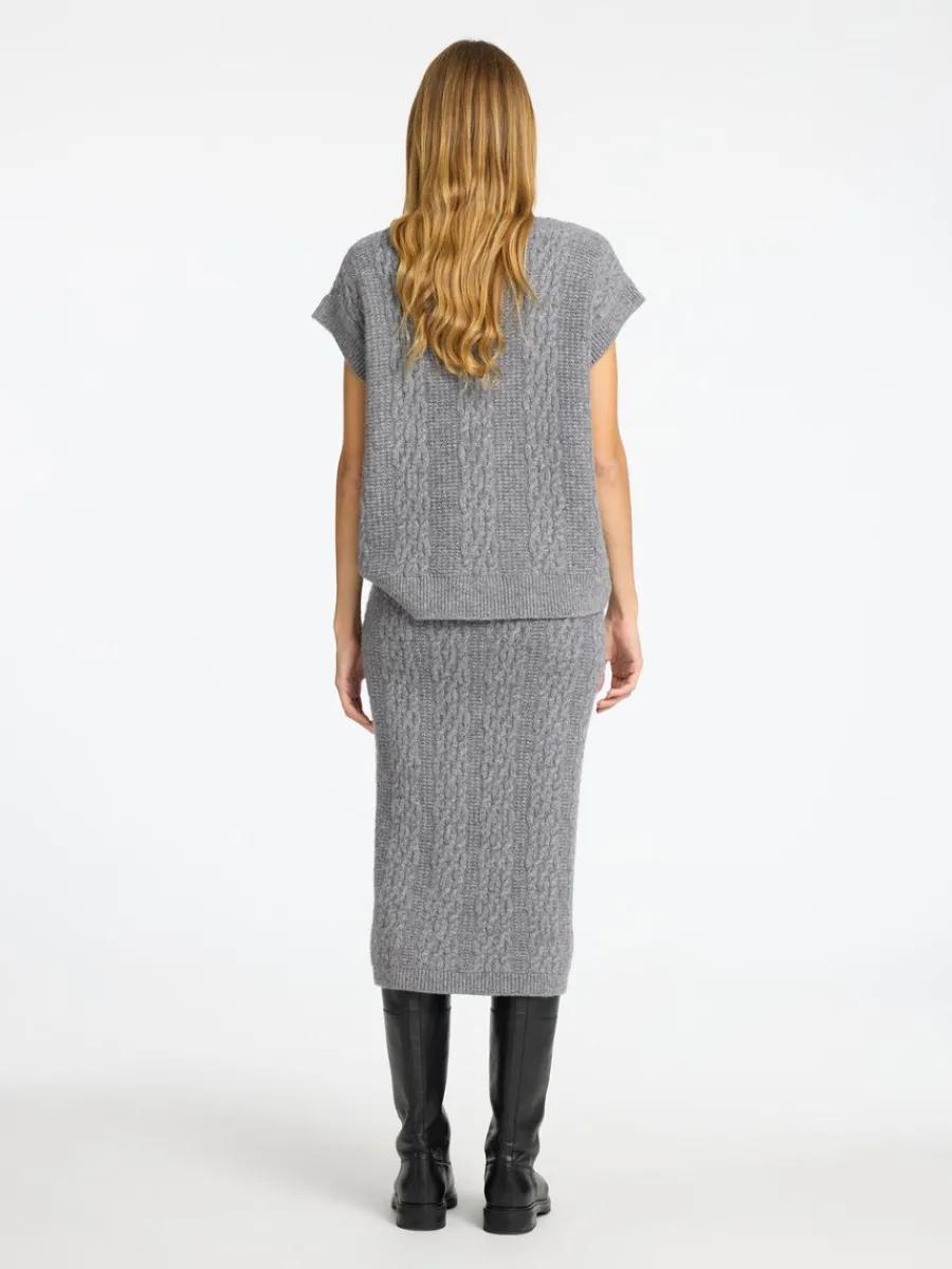 fltstickning_midikjol_5.webp SELECTED FLÄTSTICKNING MIDIKJOL Grey Fashion