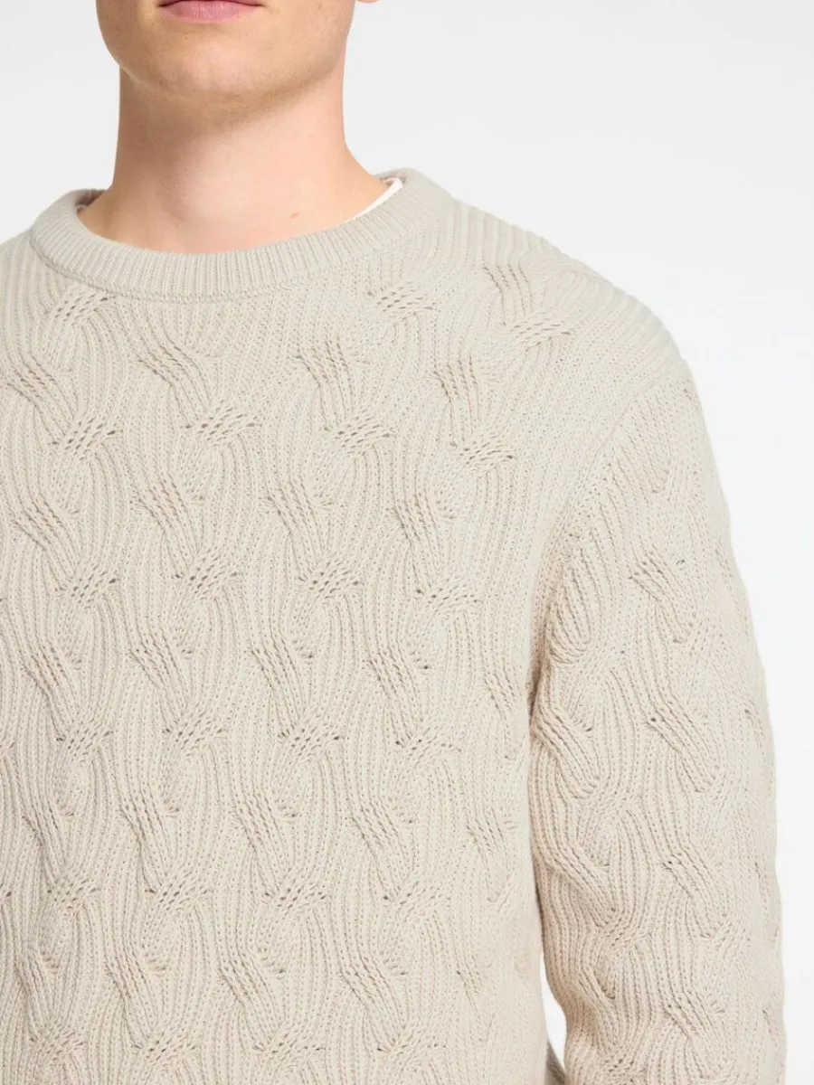 fltstickning_rundringad_t_3-2.webp SELECTED FLÄTSTICKNING RUNDRINGAD TRÖJA Beige New