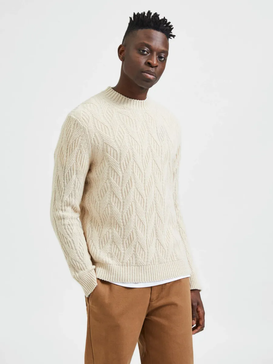 fltstickning_stickad_trja_0-6.webp SELECTED FLÄTSTICKNING STICKAD TRÖJA Beige Store