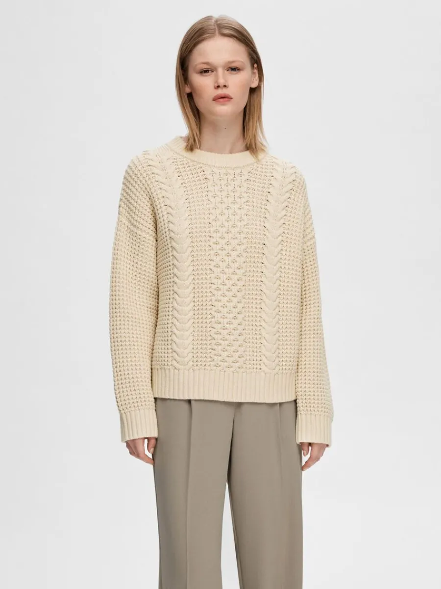fltstickning_trja_0-2.webp SELECTED FLÄTSTICKNING TRÖJA Beige Hot