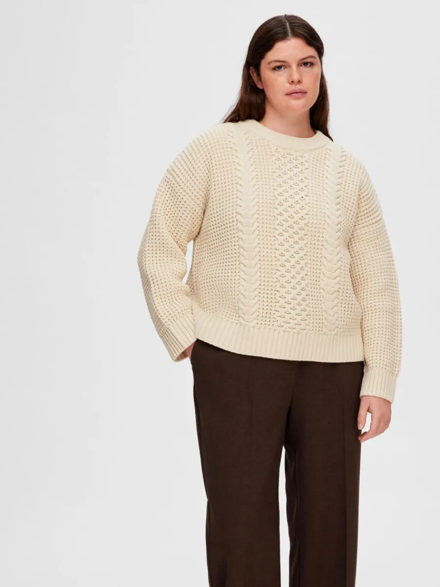 fltstickning_trja_6.webp SELECTED FLÄTSTICKNING TRÖJA Beige Hot