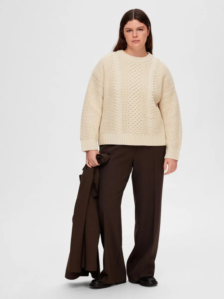 fltstickning_trja_7.webp SELECTED FLÄTSTICKNING TRÖJA Beige Hot