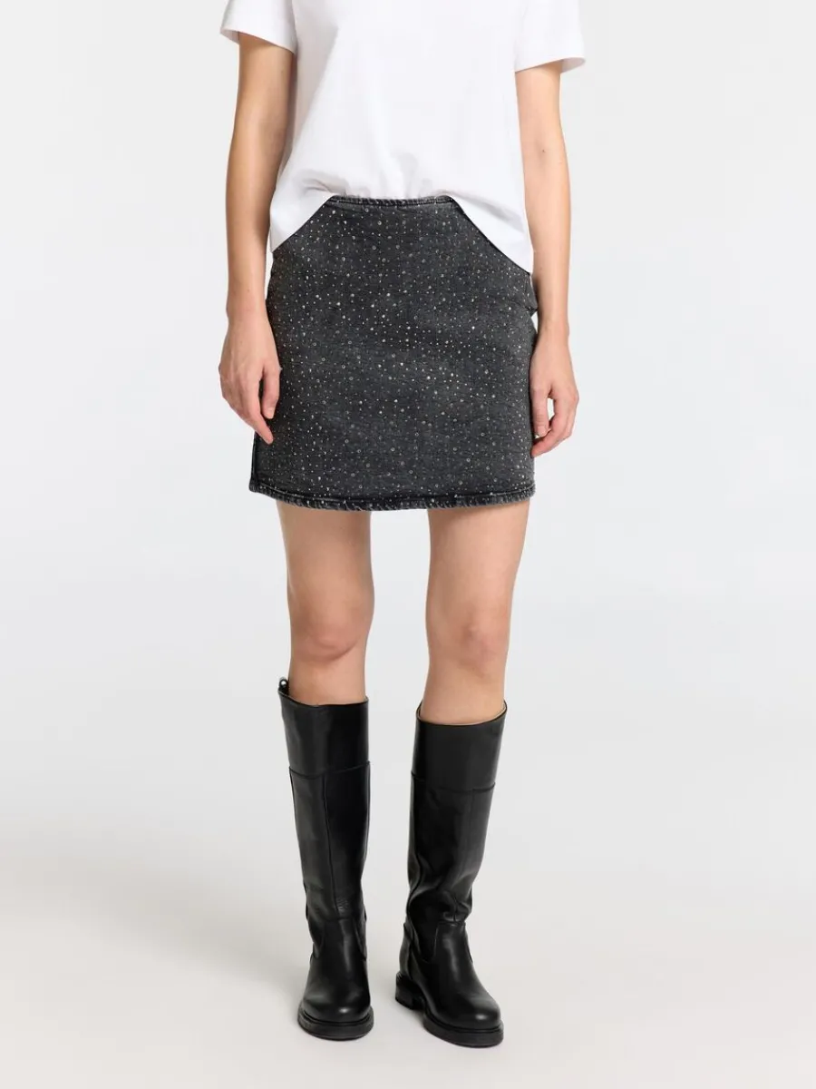 glansig_jeanskjol_1.webp SELECTED GLANSIG JEANSKJOL Black Fashion