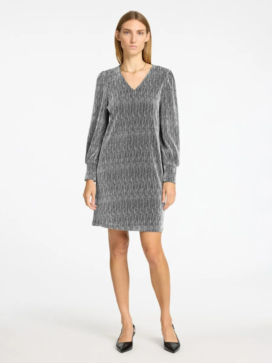 glittrigt_kort_klnning_1-1.webp SELECTED GLITTRIGT KORT KLÄNNING Black Sale