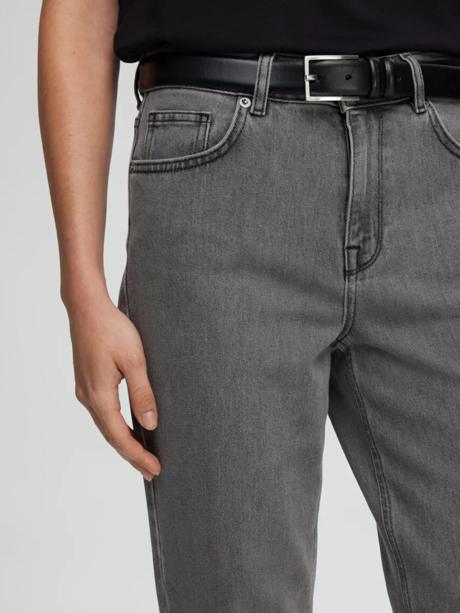 gr_straight_fitjeans_3.webp SELECTED GRÅ STRAIGHT FIT-JEANS Grey New