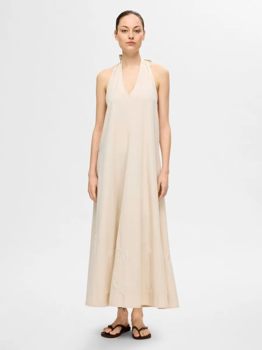 halterneck_maxiklnning_0.webp SELECTED HALTERNECK MAXIKLÄNNING Beige Sale